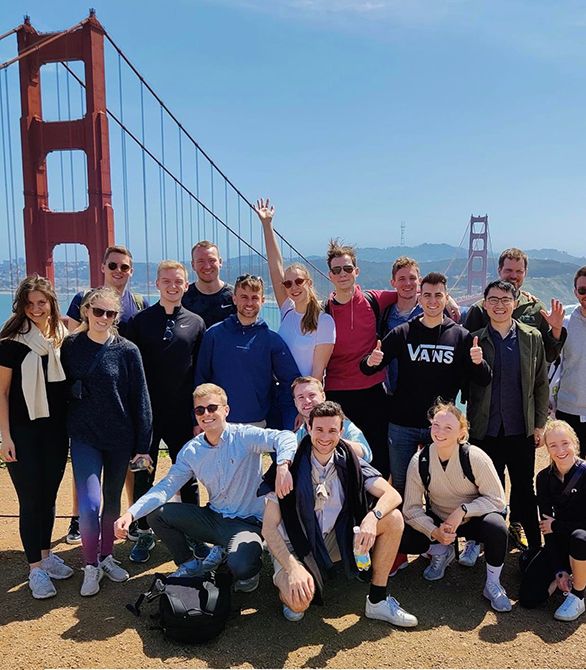 Glade studerende poserer foran Golden Gate-broen i San Francisco
